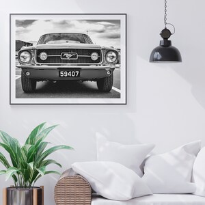 Pode incluir: Impress&atilde;o emoldurada em preto e branco de um Ford Mustang cl&aacute;ssico. A frente do carro est&aacute; centrada, mostrando a grelha, os far&oacute;is e a placa de matr&iacute;cula com o n&uacute;mero 59407. A imagem &eacute; definida contra um c&eacute;u nublado.