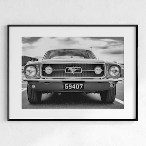 Pode incluir: Impress&atilde;o emoldurada a preto e branco de um Ford Mustang cl&aacute;ssico. A frente do carro est&aacute; centrada, mostrando a grelha com o emblema Mustang e a placa de matr&iacute;cula com o n&uacute;mero 59407. Os pneus s&atilde;o vis&iacute;veis.