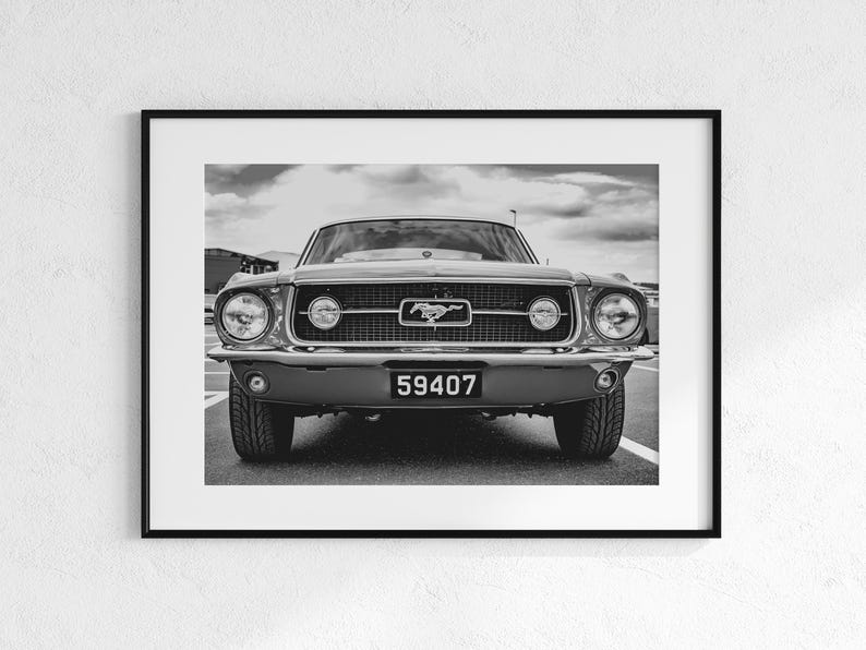 Pode incluir: Impress&atilde;o emoldurada a preto e branco de um Ford Mustang cl&aacute;ssico. A frente do carro est&aacute; centrada, mostrando a grelha com o emblema Mustang e a placa de matr&iacute;cula com o n&uacute;mero 59407. Os pneus s&atilde;o vis&iacute;veis.
