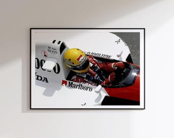 Op de afbeelding: Een ingelijste wandkunstprint van een Formule 1-raceauto met een coureur in een gele helm. De auto is wit en rood met zichtbare merknamen zoals Marlboro, Boss en Honda. De coureur zit in de cockpit en draagt rode racekleding.