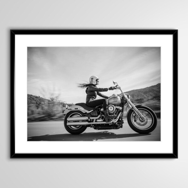 Frau Fahren Harley Drucken Digitaler Download, Motorrad Wandkunst, Motorrad Harley Poster, Schwarz und Weiß Fahrzeug Fotografie, Motorrad Kunst