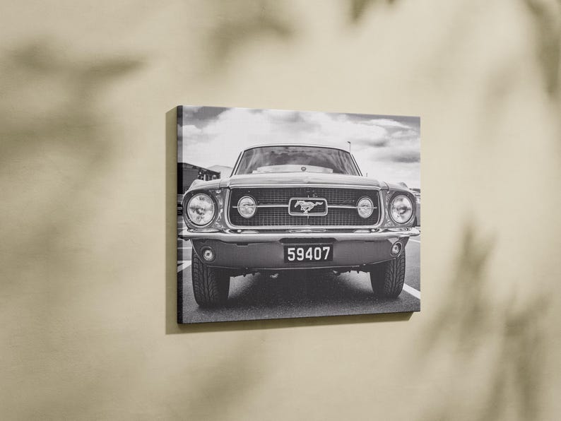 Pode incluir: Impress&atilde;o em tela a preto e branco de um Ford Mustang cl&aacute;ssico. A frente do carro est&aacute; centrada, mostrando a grelha, os far&oacute;is e a placa de matr&iacute;cula com o n&uacute;mero 59407. O log&oacute;tipo Mustang &eacute; vis&iacute;vel.