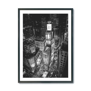 Puede incluir: Impresi&oacute;n en blanco y negro enmarcada de Times Square en Nueva York por la noche. La imagen, tomada desde un &aacute;ngulo alto, muestra vallas publicitarias y edificios iluminados. El a&ntilde;o "2016" es visible en una torre del reloj.