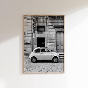Descarga digital de la impresión del Fiat 500, foto de un coche clásico en una calle italiana, arte mural italiano, póster de un coche clásico, impresión minimalista de un coche en blanco y negro.