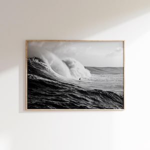 Foto de surfista imprimible, póster de surfista genial, impresión de grandes olas del océano, arte de pared de surf, decoración del hogar de playa, impresión del océano en blanco y negro