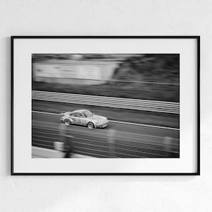 Póster de carreras de Porsche vintage, descarga digital, póster de conducción de Porsche, impresión de coche retro, arte de pared de Porsche, póster de movimiento borroso de coche de carreras