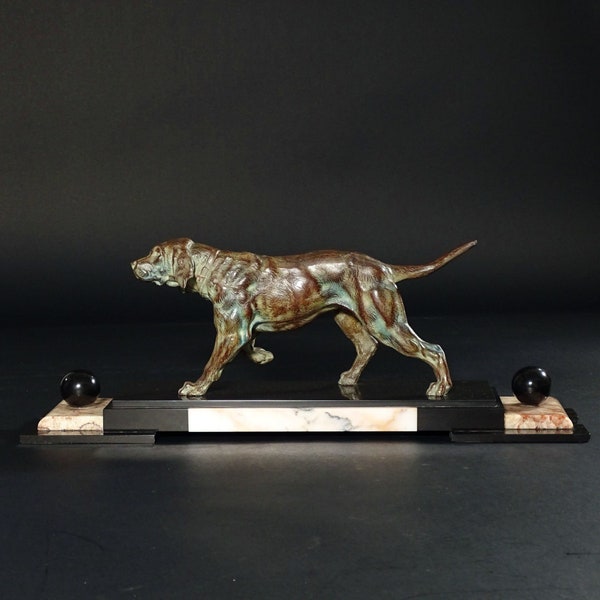 Grande sculpture de chien Art Déco sur socle en marbre, années 1930, signée