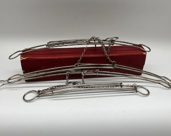 Ensemble de 4 cintres de voyage pliants en métal plaqué nickel antiques, boîte de présentation très rare