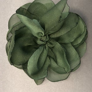 Broche fleur en mousseline de soie Vert