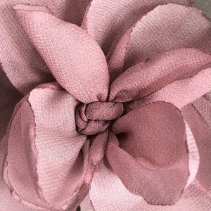 Broche fleur en mousseline de soie Rose