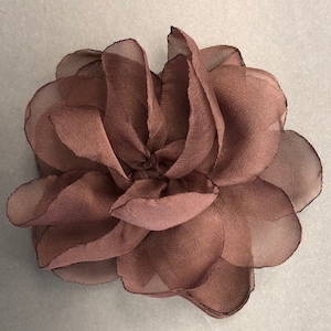 Broche fleur en mousseline de soie Marron