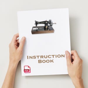 Op de afbeelding: Een wit instructieboek met een illustratie van een vintage Singer naaimachine. De woorden "INSTRUCTION BOOK" zijn in bruin gedrukt. Een rood PDF-pictogram staat in de linker benedenhoek.