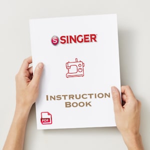 Könnte beinhalten: Ein weißes Handbuch für eine Singer-Nähmaschine. Das Cover zeigt das Singer-Logo in Rot, eine rote Strichzeichnung einer Nähmaschine und die Worte "INSTRUCTION BOOK" in Braun. Ein rotes PDF-Symbol befindet sich in der unteren linken Ecke.