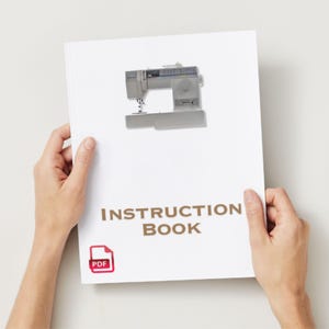 Può includere: Un manuale di istruzioni bianco per una macchina da cucire. La copertina presenta un'illustrazione in bianco e nero di una macchina da cucire e il testo "INSTRUCTION BOOK" in lettere marroni. Un'icona PDF rossa si trova nell'angolo in basso a sinistra.