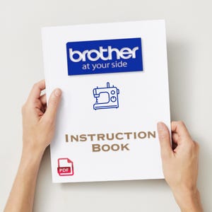 Peut inclure: Un manuel d'instructions blanc tenu par des mains, avec le logo "Brother" en bleu, le texte "at your side" et une icône de machine à coudre bleue. Les mots "INSTRUCTION BOOK" sont imprimés en marron, avec une icône PDF rouge.