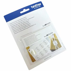 Może przedstawiać: Karta aktywacyjna Brother ScanNCut DX Print to Cut do CanvasWorkspace w białym opakowaniu. Karta zawiera arkusz małych białych etykiet z napisem For You! oraz grafiką pudełka prezentowego. Na opakowaniu znajduje się logo firmy Brother.