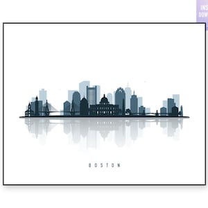 Puede incluir: Una silueta minimalista del horizonte de Boston en tonos azules sobre un fondo blanco. Se representan los edificios emblemáticos de la ciudad, como la Custom House Tower, la Old State House y la Prudential Tower. El horizonte se refleja en el agua de abajo, creando una sensación de profundidad y perspectiva. La palabra "BOSTON" está escrita en minúsculas debajo del horizonte.