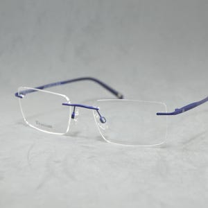 Les meilleures lunettes de vue sans monture. Cadre d'identification en titane pur. Nouvelles lunettes premium sélectionnées. Lunettes unisexes. Rectangulaire. Bleu France. Mode classique.