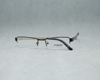 Óculos de grau vintage VOGUE 3626 352, sem aro, da Luxottica, Itália, década de 2010. Sem uso. Óculos retangulares. Unissex. Preto e prateado. Tamanhos 52 18 140