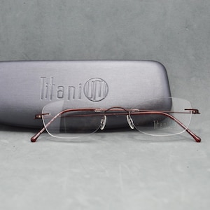 Rimless EyeGlasses TITANIUM 505 07. Dead Stock. Nos Unworn. Unisex Woman. 00s. Garnet. Small cateye. Regular size. 50 18 140 Spec Eyewear image 4