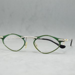 Puede incluir: Gafas verdes y plateadas con un marco único en forma de diamante.