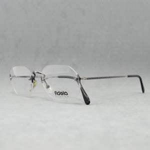 Lunettes de vue vintage sans monture FIDELA France années 80 et 90, lunettes de soleil Rx classiques polygonales unisexes jamais portées pour homme et femme. Grande taille. Bronze vieilli noir.