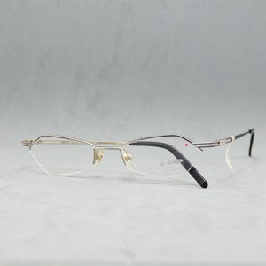 Top Vintage Titanium Eyeglasses No LIMITS 8436 003 by AMA NOS Urworn square polygonal small cateye half rimless Woman Siver Light Violet 90s