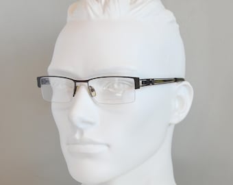 Óculos de grau Victorio & Lucchino 75073 235 Vintage, meio aro. OPTIM Espanha, década de 2010. Novos, nunca usados. Modelo retangular masculino. Cor: Preto/Verde (52-18-140).