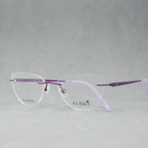 Les meilleures lunettes de vue sans monture. Cadre d'identification en titane pur. Nouvelles lunettes premium sélectionnées. Lunettes femme. Oeil de chat. Plein cadre mauve. Mode classique