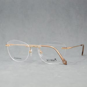 Les meilleures lunettes de vue sans monture. Cadre d'identification en titane pur. Nouvelles lunettes premium sélectionnées. Lunettes femme. Papillon. Doré, brun clair. Mode classique
