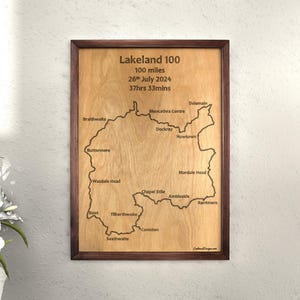 Cuadro grabado en madera de Lakeland 100 - Mapa minimalista - Estilo rústico - Marco de nogal macizo - Regalo para amantes del senderismo