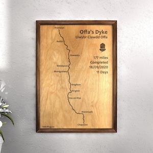 Cuadro grabado en madera de la Dique de Offa - Mapa minimalista - Estilo rústico - Marco de nogal macizo - Regalo para excursionistas
