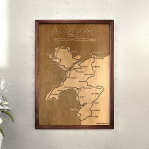 Snowdonia 360 Holzgravur Bild - Minimalistische Landkarte - Rustikaler Stil - Geschenk für Wanderer