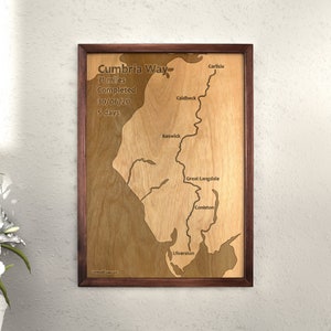 Cuadro grabado de madera de Cumbria Way - Mapa minimalista - Estilo rústico - Marco de nogal macizo - Regalo para senderistas