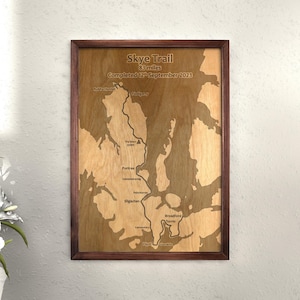 Cuadro grabado de madera de la ruta Skye - Mapa minimalista - Estilo rústico - Marco de nogal macizo - Regalo para excursionistas