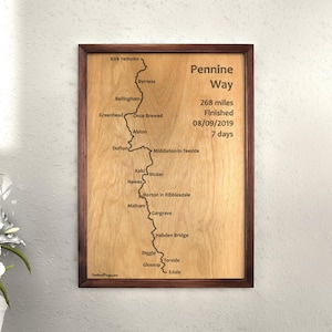 Pennine Way houten gegraveerde afbeelding - minimalistische kaart - rustieke stijl - massief notenhouten lijst - cadeau voor wandelaar