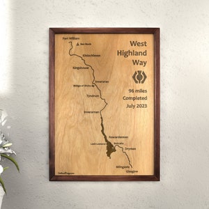 Houten gegraveerde afbeelding West Highland Way - minimalistische kaart - rustieke stijl - massief notenhouten lijst - cadeau voor wandelaar