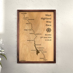 Houten gegraveerde afbeelding West Highland Way Race - Minimalistische kaart - Massief walnootstijl - Cadeau voor hardloper