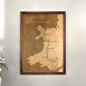 Cuadro grabado de madera del Camino Cámbrico - Mapa minimalista - Estilo rústico - Marco de nogal macizo - Regalo para senderistas