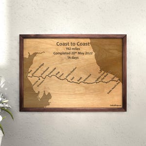 Cuadro grabado en madera de costa a costa - Mapa minimalista - Estilo rústico - Marco de nogal macizo - Regalo para excursionistas