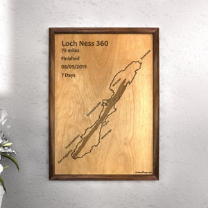 Imagen grabada en madera del Lago Ness 360 - Mapa minimalista - Estilo rústico - Marco de nogal macizo - Regalo para excursionistas