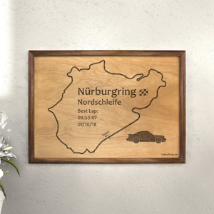 Houten gegraveerde afbeelding Nürburgring - minimalistische kaart - rustieke stijl - massief notenhouten lijst - aangepaste auto gegraveerd