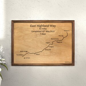 Cuadro grabado en madera de East Highland Way - Mapa minimalista - Estilo rústico - Marco de nogal macizo - Regalo para senderistas