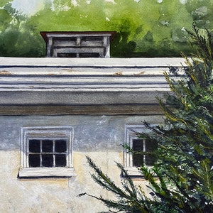 Può includere: Un edificio bianco e consumato con tre finestre e un piccolo abbaino sul tetto. L'edificio è parzialmente nascosto da un albero verde.