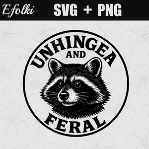 Może przedstawiać: Czarno-biała ilustracja szopa pracza ze słowami "UNHINGED AND FERAL" w okrągłym wzorze. Obraz zawiera również tekst "SVG + PNG" i nazwę "Efolki". Ten projekt jest odpowiedni do różnych zastosowań.