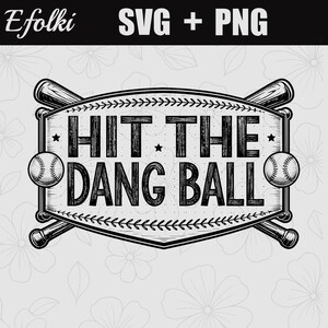 Può includere: Grafica in bianco e nero a tema baseball con la scritta "HIT THE DANG BALL" all'interno di uno scudo. Due mazze da baseball si incrociano dietro lo scudo, con palline da baseball su entrambi i lati. La parte superiore dell'immagine recita "SVG + PNG".