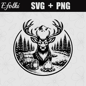 Puede incluir: Ilustración en blanco y negro de un ciervo con grandes cuernos, montañas, árboles, una fogata y equipo de campamento. El texto "SVG + PNG" está en la parte superior. La palabra "Efolki" está en la esquina superior izquierda.