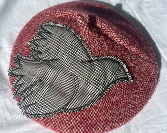 Colombe de Picasso, Oiseau Volant - Béret Basque patchwork brodé upcyclé fait a la main