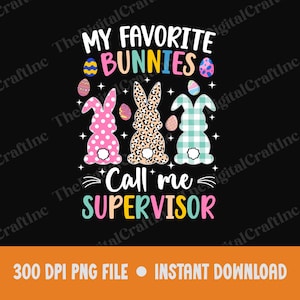 Puede incluir: Diseño gráfico negro con tres conejitos de Pascua: rosa con lunares, estampado de leopardo y cuadros azules. El texto dice "MY FAVORITE BUNNIES" y "Call me SUPERVISOR" en colores. Tema de Pascua.