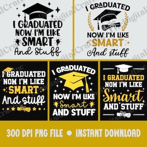 Puede incluir: Un gráfico de descarga digital con diseños temáticos de graduación. Los diseños incluyen birretes, diplomas y la frase "I Graduated Now I'm Like Smart And Stuff" en varias fuentes y diseños. La combinación de colores es negro, blanco y amarillo.